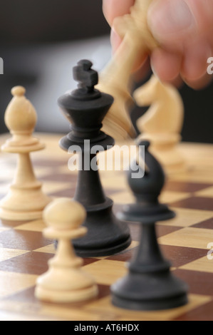 Déménagement homme chess piece on chessboard Banque D'Images