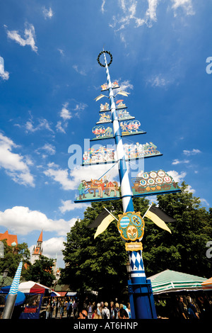 Germany, Bavaria, Munich, Maypole sur Viktualienmarkt Banque D'Images