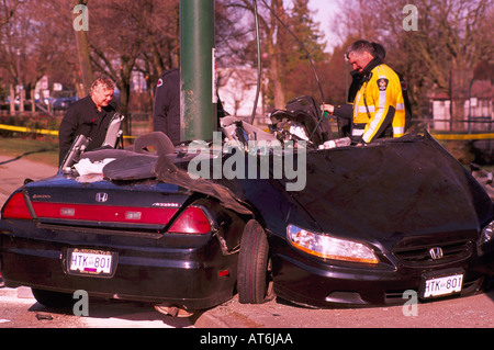 La police enquête sur accident de voiture mortel Accident de la scène de l'accélération du pilote d'adolescent en Pole Vancouver British Columbia Canada Banque D'Images