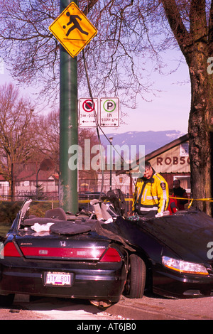 La police enquête sur accident de voiture mortel Accident de la scène de l'accélération du pilote d'adolescent en Pole Vancouver British Columbia Canada Banque D'Images