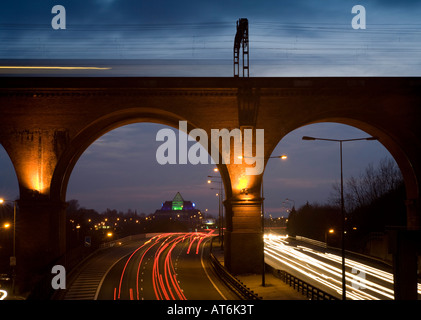 L'autoroute M60, pyramide de Stockport et Viaduc de nuit. Stockport, Greater Manchester, Royaume-Uni. Banque D'Images