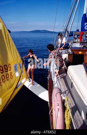 L'apprentissage de la femme dans le Windsurf des îles Gulf, en Colombie-Britannique, Canada Banque D'Images