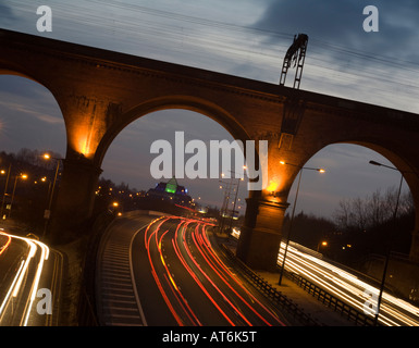 L'autoroute M60, pyramide de Stockport et Viaduc de nuit. Stockport, Greater Manchester, Royaume-Uni. Banque D'Images