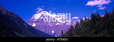 Le mont Robson dans le parc provincial du mont Robson dans Canadian Rockies le long de Yellowhead 16 British Columbia Canada pour l'été Banque D'Images