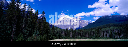 Le mont Robson dans le parc provincial du mont Robson dans Canadian Rockies le long de Yellowhead 16 British Columbia Canada pour l'été Banque D'Images