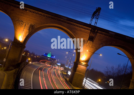 L'autoroute M60, pyramide de Stockport et Viaduc de nuit. Stockport, Greater Manchester, Royaume-Uni. Banque D'Images