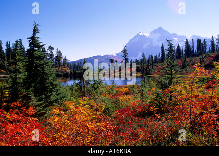 Le mont Baker - Snoqualmie National Forest, North Carolina, USA - Mt Shuksan au-dessus du lac Photo et 'Heather Meadows' - Automne, automne Banque D'Images