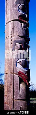 Totem haïda au Musée d'Anthropologie, Université de la Colombie-Britannique (UBC), Vancouver, BC, Canada - Photo panoramique Banque D'Images