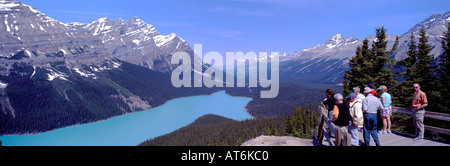 Le lac Peyto, Banff National Park, Rocheuses canadiennes, l'Alberta, Canada - les touristes au sommet Bow 'Vue', Montagnes Rocheuses Banque D'Images