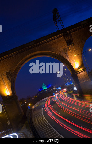 L'autoroute M60, pyramide de Stockport et Viaduc de nuit. Stockport, Greater Manchester, Royaume-Uni. Banque D'Images