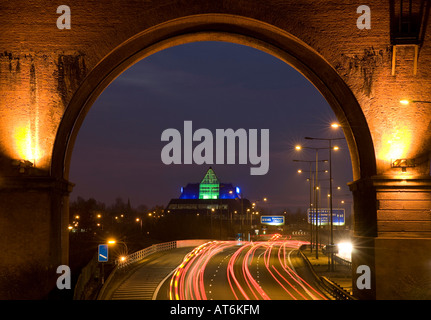 L'autoroute M60, pyramide de Stockport et Viaduc de nuit. Stockport, Greater Manchester, Royaume-Uni. Banque D'Images