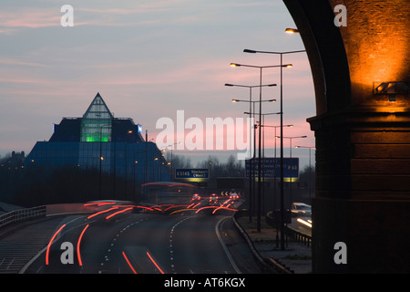 L'autoroute M60, pyramide de Stockport et Viaduc de nuit. Stockport, Greater Manchester, Royaume-Uni. Banque D'Images