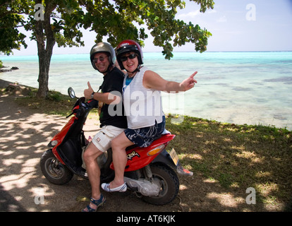 Couple de personnes âgées sur scooter à Moorea Banque D'Images