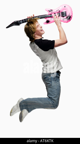 Teenage boy (16-17) sur la guitare électrique, portrait Banque D'Images