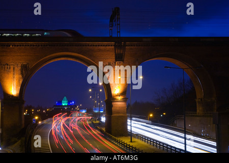 L'autoroute M60, pyramide de Stockport et Viaduc de nuit. Stockport, Greater Manchester, Royaume-Uni. Banque D'Images