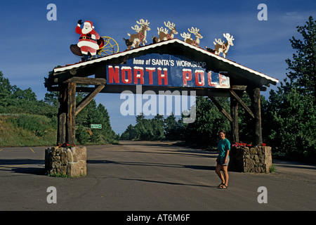 Woman au Pôle Nord accueil panneau d'entrée de l'Autoroute 4610 Atelier Santas Colorado USA Banque D'Images