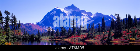 Mont Shuksan, North Cascades National Park, se profilant au-dessus du mont Baker - Snoqualmie National Forest, Washington USA - Automne / Fall Banque D'Images