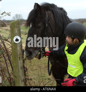 Cavalier et poney Bridleway signe sur Country Lane Banque D'Images