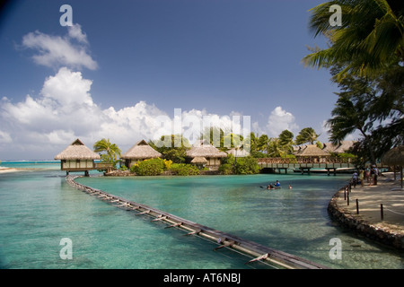 Cabines de plage à l'Hôtel Intercontinental dans les mers du sud de l'île de Moorea en Polynésie française dans l'océan Pacifique Sud Banque D'Images