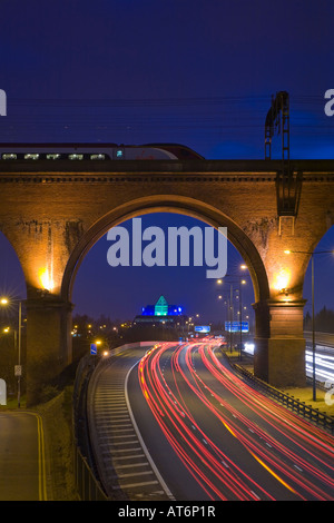 L'autoroute M60, pyramide de Stockport et Viaduc de nuit. Stockport, Greater Manchester, Royaume-Uni. Banque D'Images