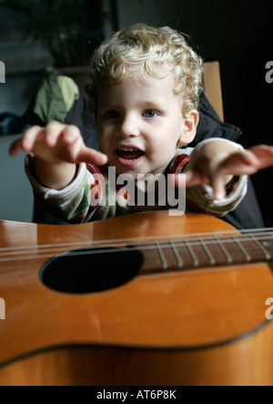 Deux ans Simon joue de la guitare Banque D'Images