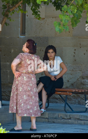 Une vieille et une jeune femme assise dans le sahe extérieur du Château des Chahs de à Baku, Azerbaïdjan Banque D'Images