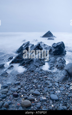 Les roches déchiquetées à Bude Cornwall Sandymouth près de Nord Banque D'Images