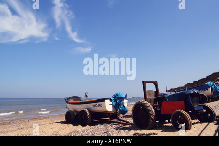 Bateau de pêche avec le tracteur sur la plage de West Runton Cromer, près de Norfolk Banque D'Images