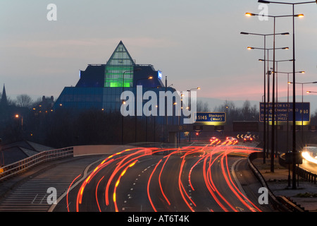 L'autoroute M60, pyramide de Stockport et Viaduc de nuit. Stockport, Greater Manchester, Royaume-Uni. Banque D'Images