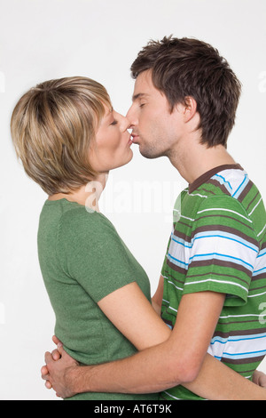 Couple kissing, side view, portrait Banque D'Images