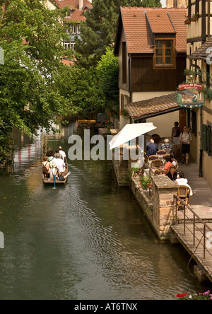 Excursions en bateau le long du fleuve dans la Petite Venise, Colmar, Alsace, France Banque D'Images