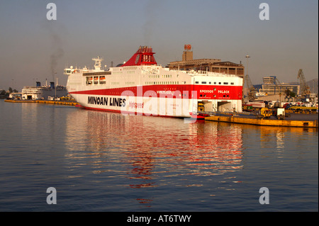 Ferry au Port du Pirée à Athènes, Grèce Banque D'Images