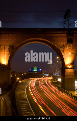 L'autoroute M60, pyramide de Stockport et Viaduc de nuit. Stockport, Greater Manchester, Royaume-Uni. Banque D'Images