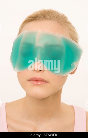 Jeune femme portant un masque de gel, portrait Banque D'Images