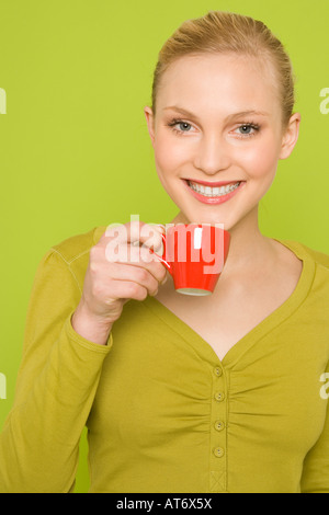 Young woman holding Coffee cup, portrait Banque D'Images