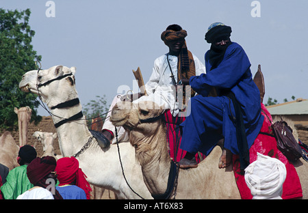 Deux hommes Tuareg dans des vêtements traditionnels du désert arrivant sur un marché de bétail sur les chameaux. Gorom Gorom, Burkina Faso Banque D'Images