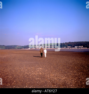 Couple strolling on beach Llanstephan Carmarthenshire Wales UK KATHY DEWITT Banque D'Images