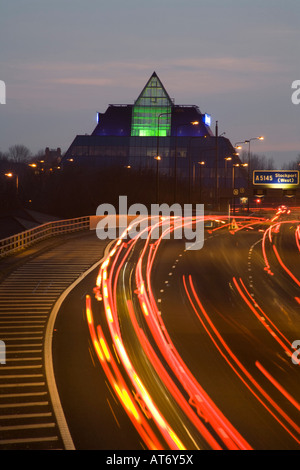 L'autoroute M60, pyramide de Stockport et Viaduc de nuit. Stockport, Greater Manchester, Royaume-Uni. Banque D'Images