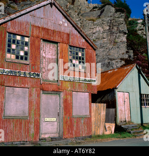 R L Jones fils Builders signe sur un bâtiment de l'atelier vide dans Blaenau Ffestiniog North Wales UK Banque D'Images