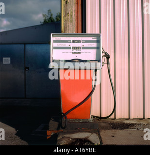 Vintage ancienne pompe à essence pompe à essence rouge n'est pas utilisé avec des prix affichés en Llandeilo Carmarthenshire South Wales UK KATHY DEWITT Banque D'Images