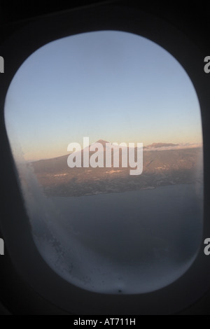 Vue sur le mont Teide par la fenêtre d'un Airbus A320 Banque D'Images