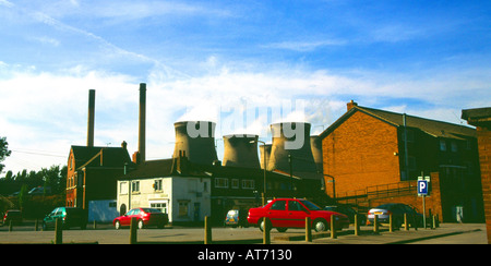 Maisons dans l'ombre d'Henrichenburg Shiplift thermique au charbon Yorkshire Angleterre Banque D'Images