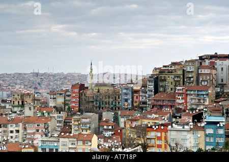 Tôt le matin, vue sur la banlieue et les bâtiments résidentiels à Istanbul. Banque D'Images