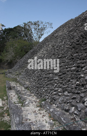 Courtyard wall dans la place principale de Xunantunich, Mayan Ruins in Belize Banque D'Images