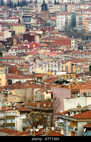 Tôt le matin, vue sur la banlieue et les bâtiments résidentiels à Istanbul. Banque D'Images