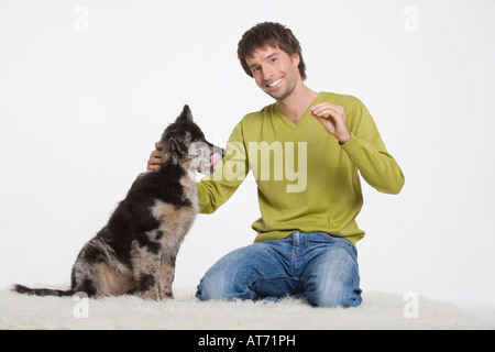 Jeune homme avec chien, portrait Banque D'Images