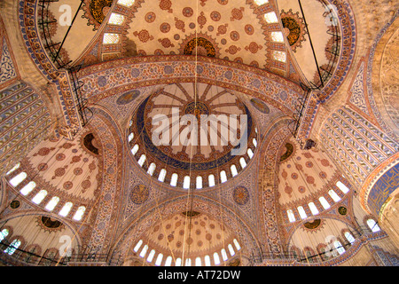 Intérieur et plafond de la Mosquée Bleue (Sultanahmet Camii) à Istanbul, Turquie. Banque D'Images