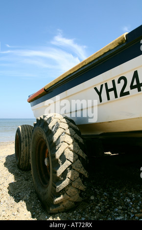 Bateau de pêche se trouve à attendre sur la plage de West Runton Cromer, près de Norfolk Banque D'Images