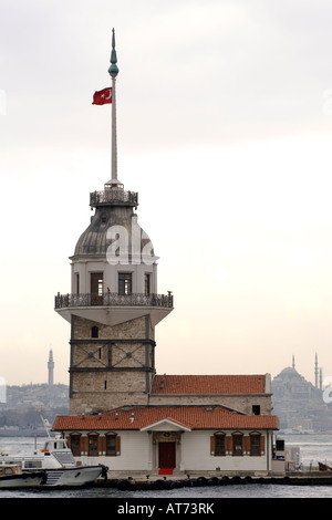 Leanders Tower (Kiz Kulesi), également connu sous le nom de Maidens Tower dans le Bosphore avec l'horizon d'Istanbul dans l'arrière-plan. Banque D'Images