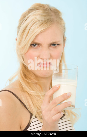 Femme à boire le verre de lait, portrait Banque D'Images